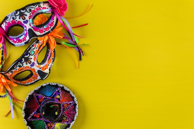 Máscara de calavera de azúcar con flores para el Día de Muertos.