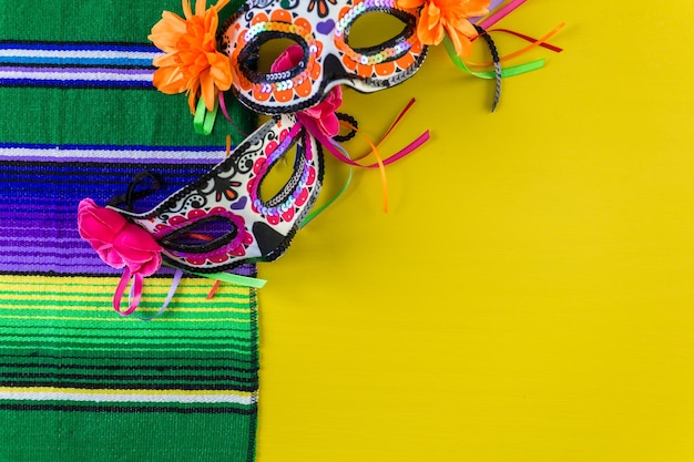 Máscara de calavera de azúcar con flores para el Día de Muertos.