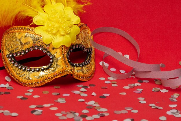 Máscara de carnaval colorida sobre un fondo rojo.
