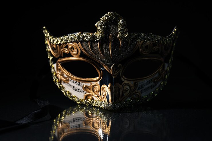 Máscara de carnaval decorada sobre fondo oscuro de cerca