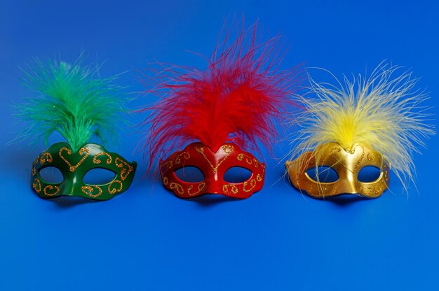 Máscara de carnaval multicolor sobre fondo azul Purim