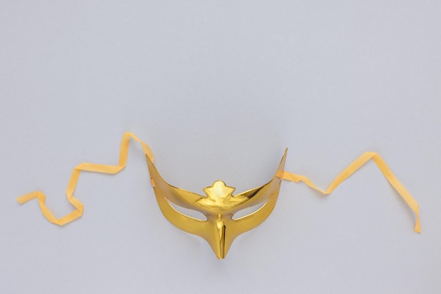 Máscara de carnaval de oro sobre fondo gris Concepto de fiesta de disfraces de celebración de temporada de carnaval