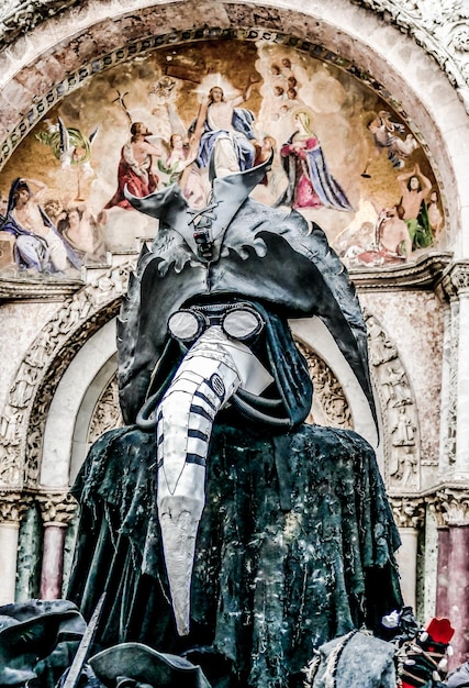 Máscara de carnaval de venecia durante el carnaval en venecia italia