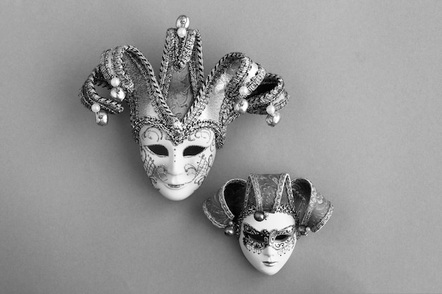 Máscara de carnaval veneciano en el fondo gris Vista superior Espacio de copia