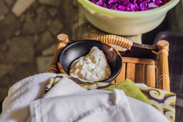 Máscara caseira feita de iogurte grego creme de leite e azeite. Cosméticos DIY. Iogurte para tratamentos de spa Estilo de vida