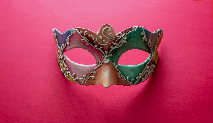 Foto máscara colorida veneciana del carnaval en la mascarada del disfraz del fondo del color rojo
