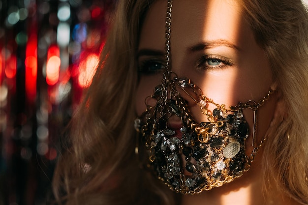 Máscara de cristal de mujer con apariencia festiva de moda pandémica