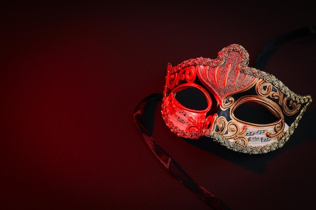 Máscara de carnaval no espaço de fundo escuro para texto