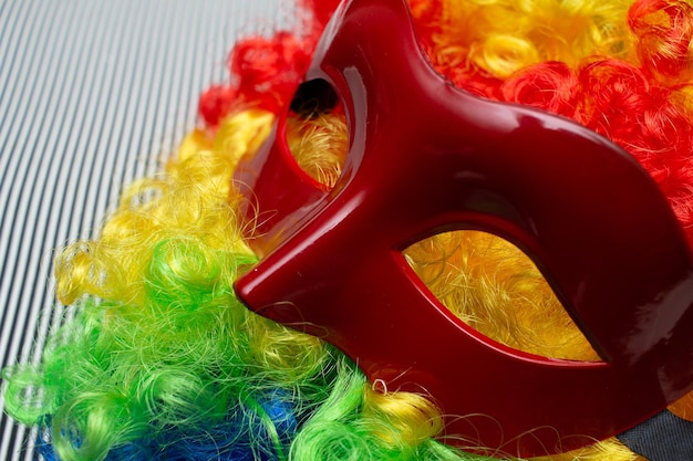 Máscara de carnaval no fundo colorido
