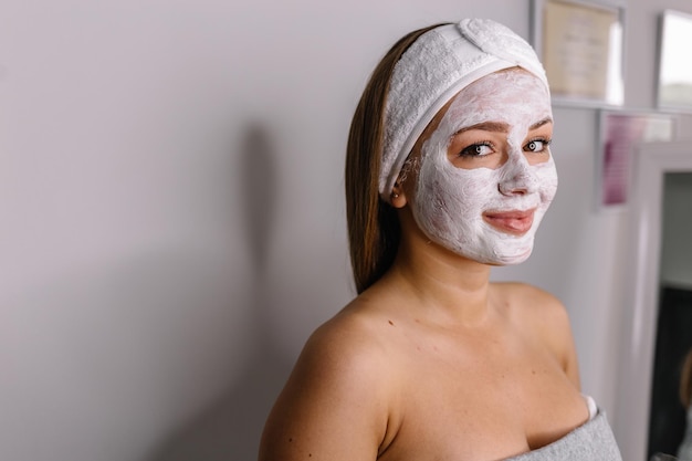 Máscara de peeling facial spa tratamento de beleza skincare Mulher recebendo cuidados faciais por esteticista no salão spa
