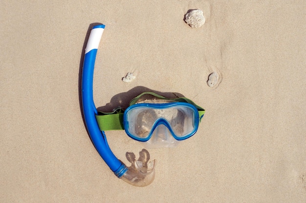 Máscara de snorkel colorida pelas praias tropicais remotas do mar