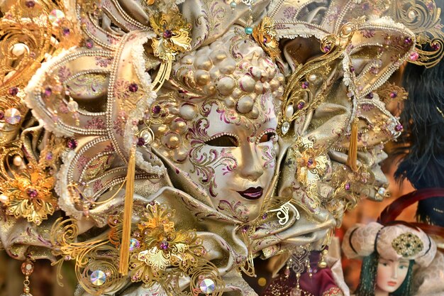 Máscara de Venezia na Itália, máscara adorável de beleza de carnaval, costume dourado tradicional