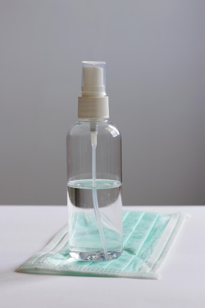 Máscara e spray cirúrgicos a utilizar para protecção contra bactérias