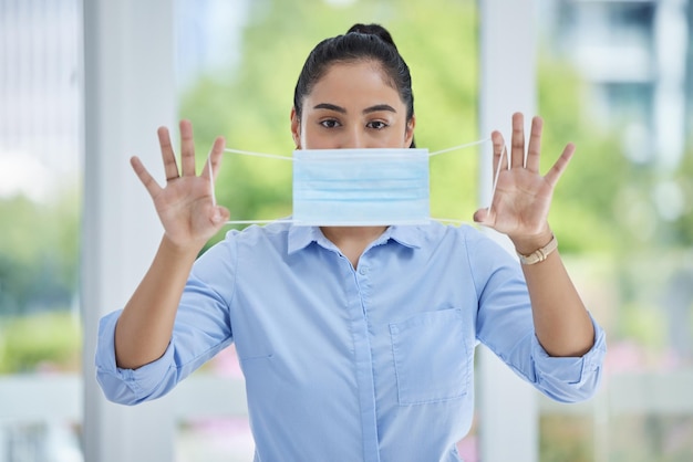 Máscara facial Covid e mulher de negócios no escritório saúde e segurança no local de trabalho Jovem pessoa corporativa em retrato e conformidade com as regras e regulamentos de saúde política de vírus