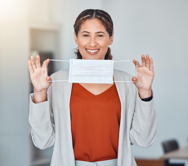 Máscara facial covid y mujer feliz sosteniendo un producto médico y de seguridad corona Instrucción covid 19 y entrenadora de atención médica mujer con un retrato de sonrisa feliz enseñando cómo usar máscaras de atención médica