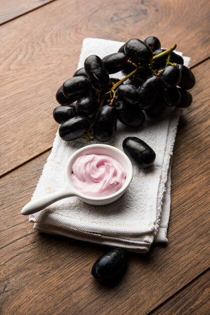 Máscara facial de uva preta, iogurte e mistura de mel ou creme para o tratamento de remoção de manchas escuras da pele, criado com extrato de Angoor, coalhada e mel. foco seletivo
