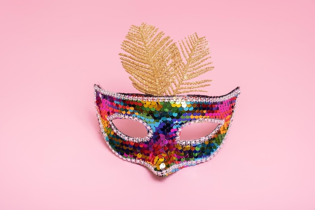 Máscara facial festiva para celebração de carnaval ou baile de máscaras em fundo colorido