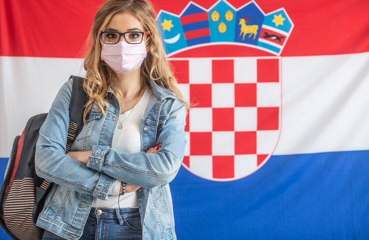 Foto máscara facial usando estudante com bandeira croata.