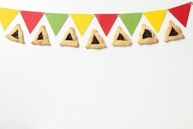 Foto una máscara con galletas tradicionales para el día de purim