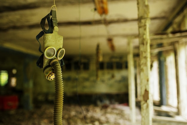Máscara de gas de radiación infectada en una escuela secundaria abandonada en la zona de alienación de la planta de energía nuclear de Chernobyl