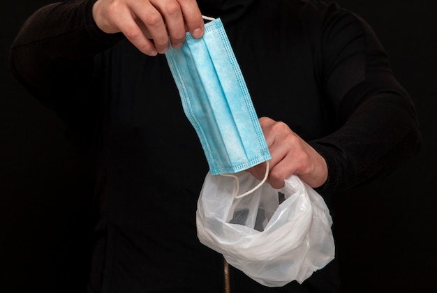 Foto máscara médica azul nas mãos de uma pessoa
