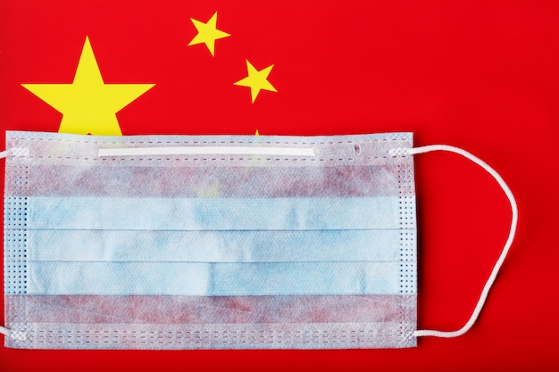 Máscara médica en el de la bandera china.