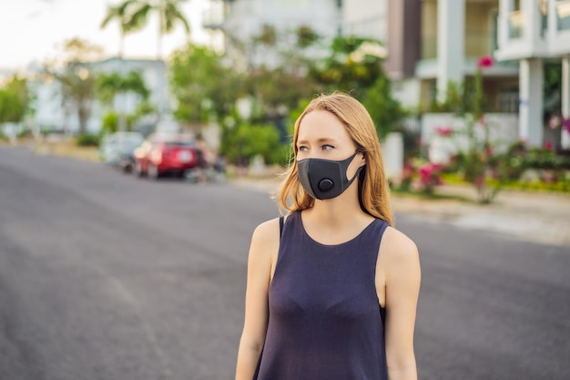 Máscara médica negra de moda con filtro en la ciudad concepto de epidemia de coronavirus ncov mujer en un