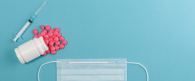 Máscara médica vírus protetora cirúrgica, gripe, doença, pílulas e seringa.