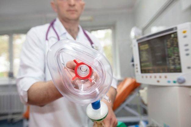 Máscara de oxígeno como parte de un ventilador en el primer plano de la sala de operaciones