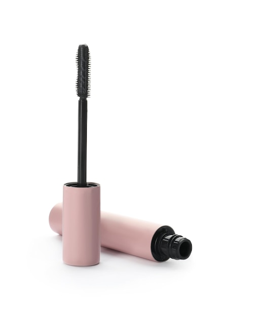 Mascara para pestañas sobre fondo blanco Producto de maquillaje