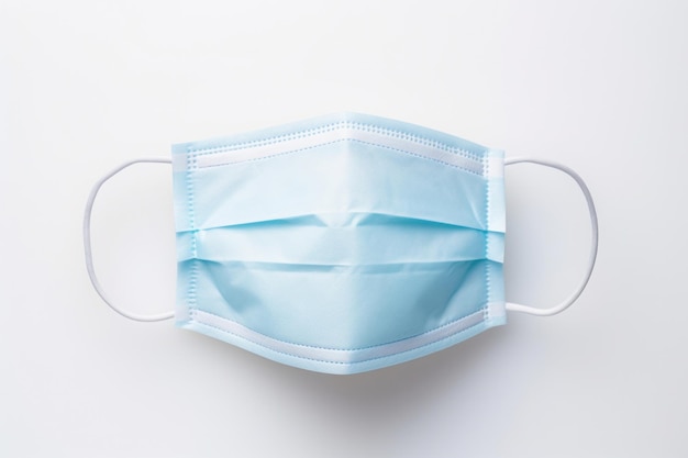 Una máscara de protección médica en fondo blanco Previene el coronavirus