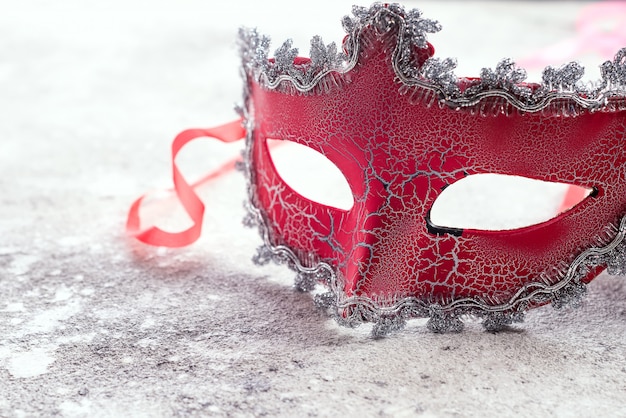 Máscara roja hermosa del carnaval para el concepto del fondo del día de fiesta del carnaval en piedra