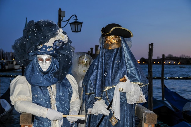 Máscara tradicional de Carnaval de Veneza com decoração colorida