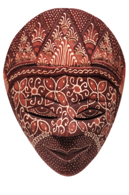 Máscara tradicional indonesia sobre un fondo blanco.