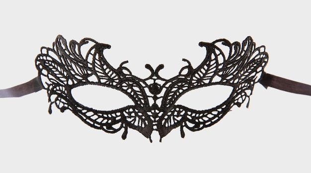 Máscara veneciana de carnaval encaje de color negro aislado en blanco