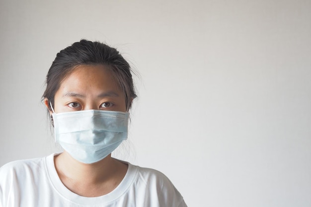 Máscara de virus Mujer asiática con protección facial en prevención del coronavirus