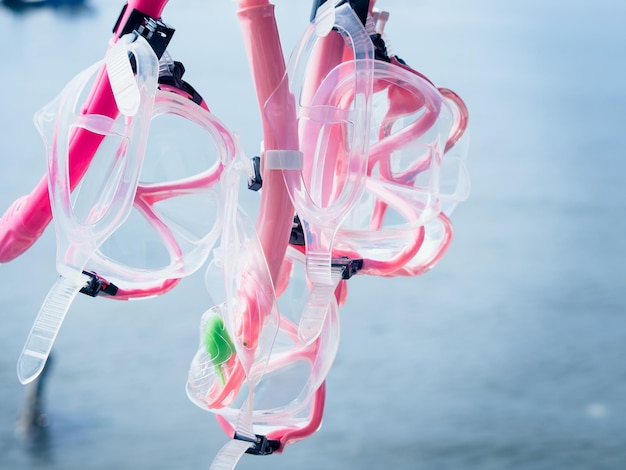 Las máscaras de buceo de plástico son el equipo básico para los buceadores.