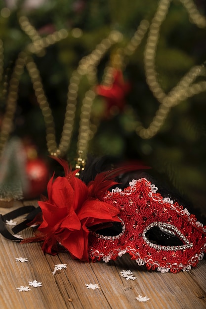 Máscaras de carnaval bajo el árbol de Navidad. De cerca