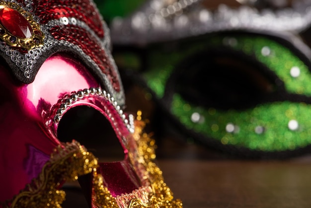 Máscaras de carnaval hermosas máscaras venecianas en detalle en un enfoque selectivo de mesa