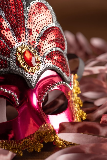 Máscaras de carnaval hermosas máscaras venecianas en detalle con serpentina en un enfoque selectivo de mesa