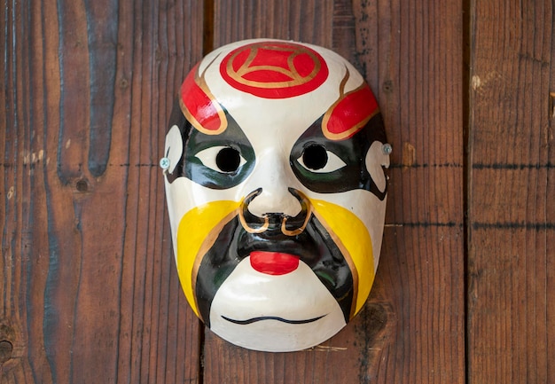 Máscaras chinas sobre tablas de madera máscaras teatrales