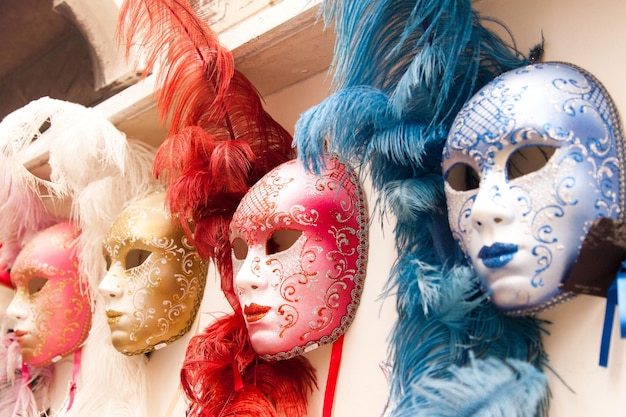 Máscaras de carnaval de Veneza fechadas, máscaras de Veneza à venda no mercado, Veneza, Itália