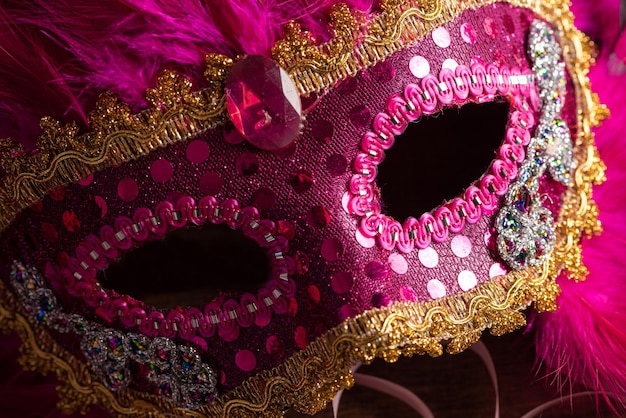 Máscaras de carnaval lindas máscaras venezianas em detalhes com serpentina em um foco seletivo de mesa