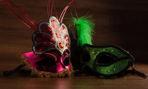 Máscaras de carnaval lindas máscaras venezianas em detalhes em um foco seletivo de mesa