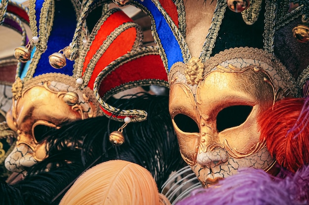 Máscaras de carnaval venezianas brilhantes, disfarce italiano em veneza