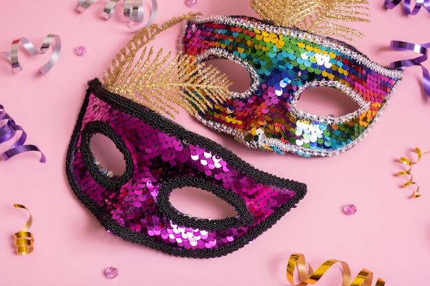 Máscaras faciais festivas para celebração de carnaval em fundo colorido Conceito de carnaval