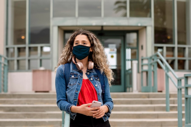 Máscaras faciales en el campus, restricciones de covid en la nueva normalidad