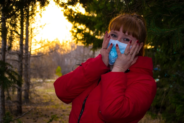 Máscaras faciales de tela de algodón respiran por la piel mujer europea que lleva el virus de la corona cubre la boca camina ...