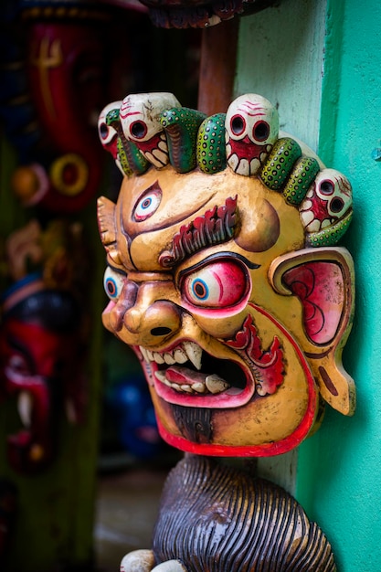 Máscaras de madera coloridas y artesanías a la venta en una tienda en el distrito de Thamel de Katmandú, Nepal