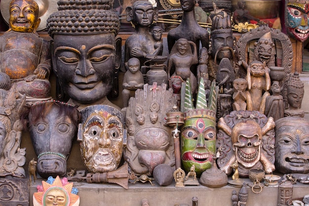 Máscaras de madera de recuerdo en el mercado callejero nepalí en Katmandú, Nepal